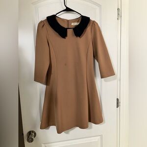 Short brown dress with blue collar